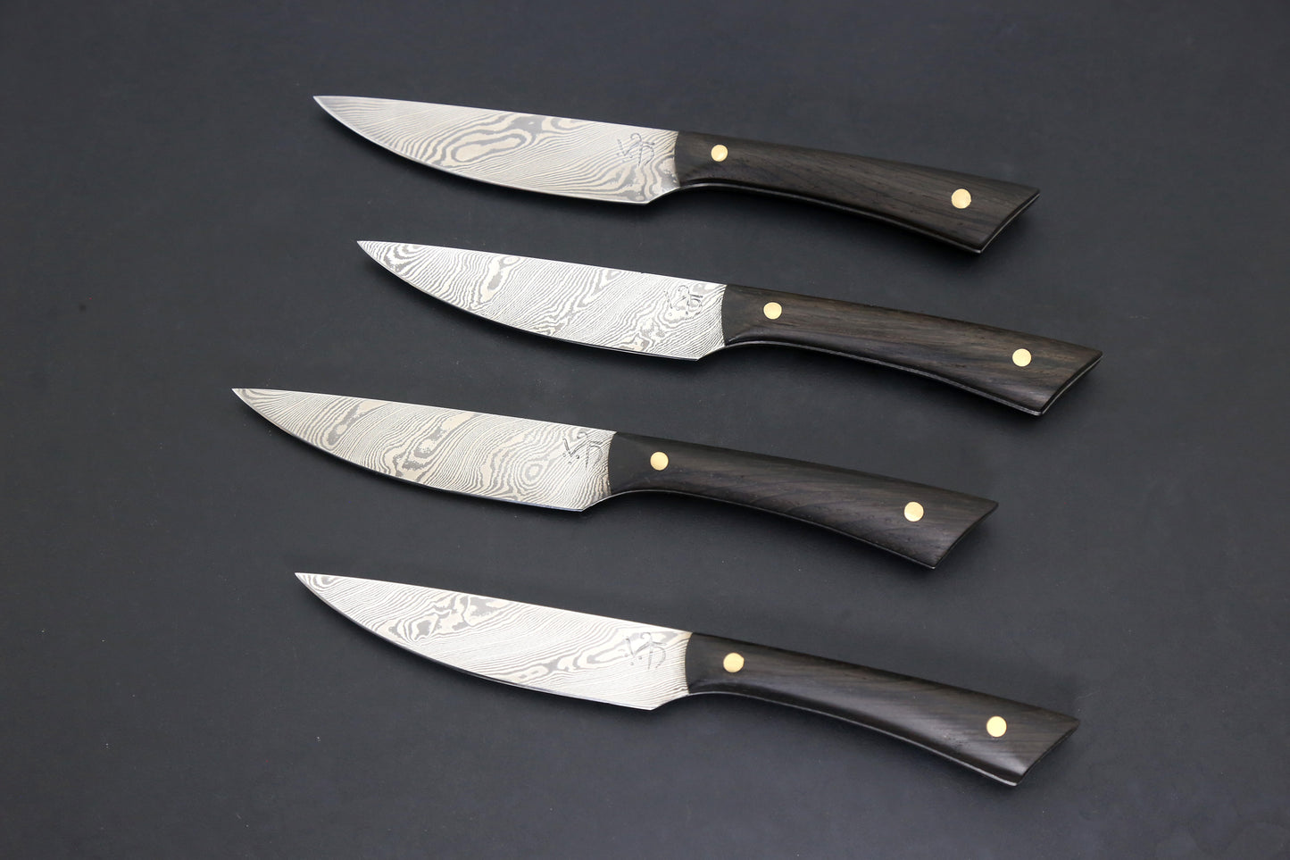 Lot de 4 couteaux de table 100 mm — damassés, forgés à la main